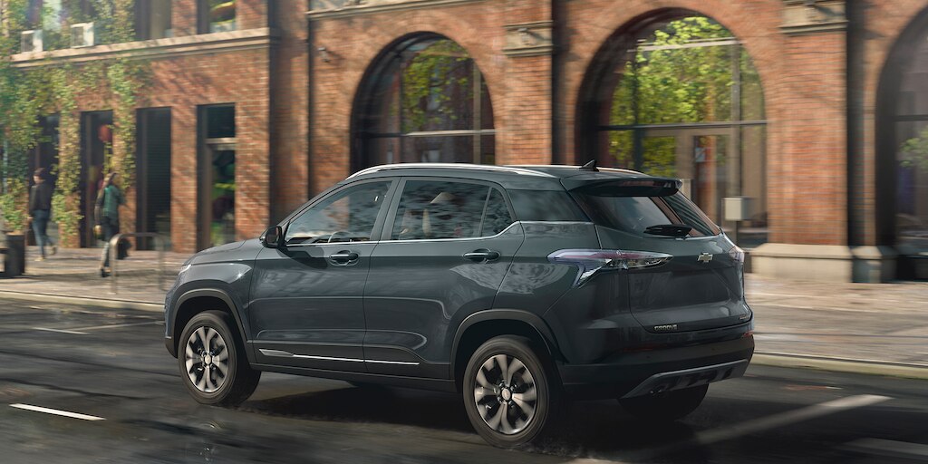 Chevrolet Groove 2023 con antena acabado "aleta de tiburón" y lámparas traseras con luz indicadora de reversa