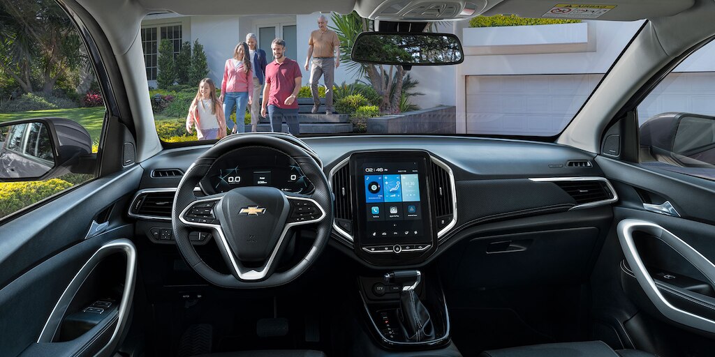 Pantalla táctil a color de 10.4 y volante multifuncional de plástico son parte del interior de Chevrolet Captiva, familiar.