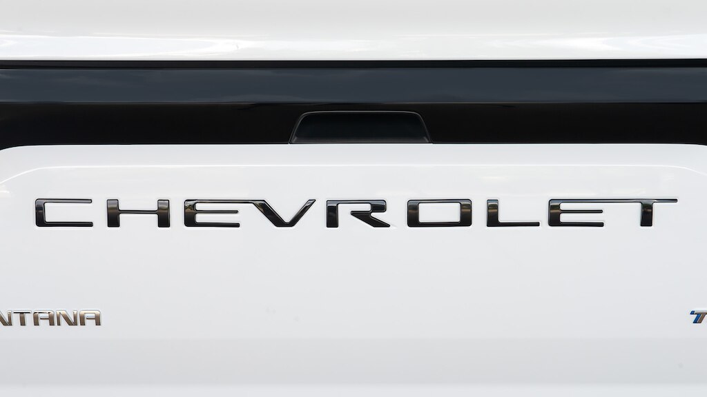 Instala el emblema negro para la tapa de caja de tu Chevrolet Montana 2024, tu pickup compacta