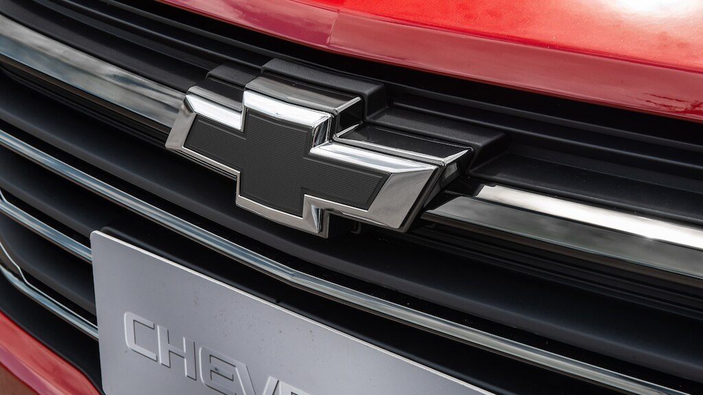 Personaliza tu camioneta Chevrolet Montana 2024 con el emblema delantero en color negro