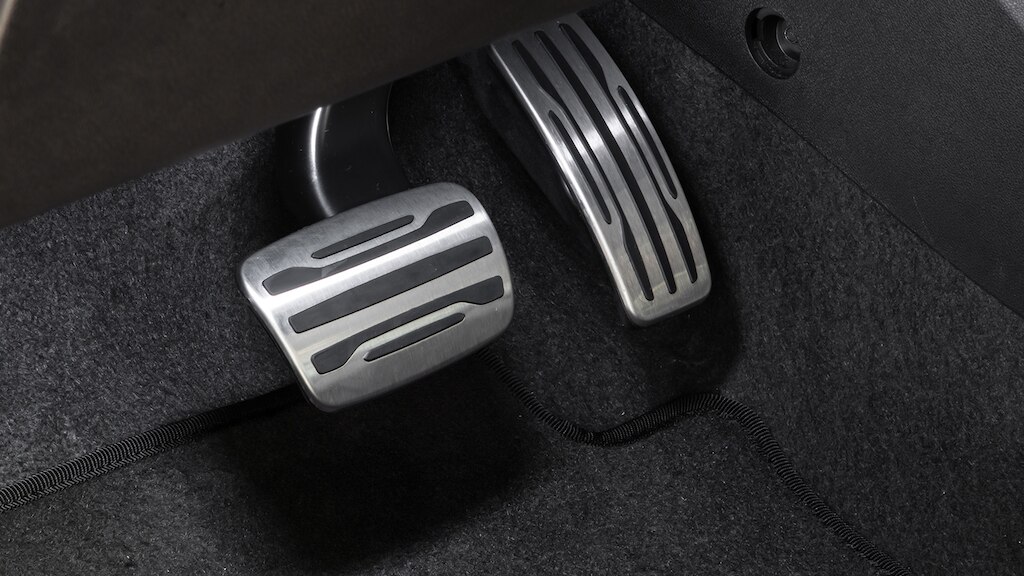 Personaliza el interior de tu Chevrolet Montana 2024 con la cubierta deportiva para pedales en aluminio.