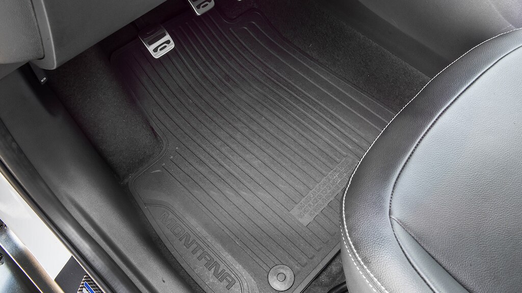 Protege el piso de tu camioneta Chevrolet Montana 2024 con el juego de tapetes en vinil.